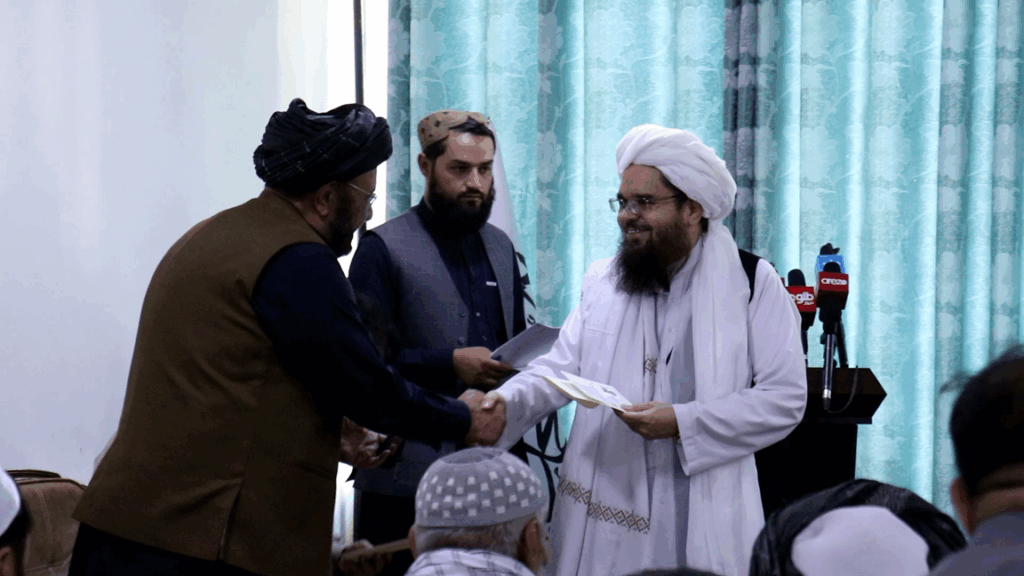 افغانستان ته راستنو شوو یو شمېر کسانو ته د خوندیتوب کارتونه ورکړل شول