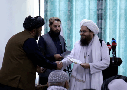 افغانستان ته راستنو شوو یو شمېر کسانو ته د خوندیتوب کارتونه ورکړل شول