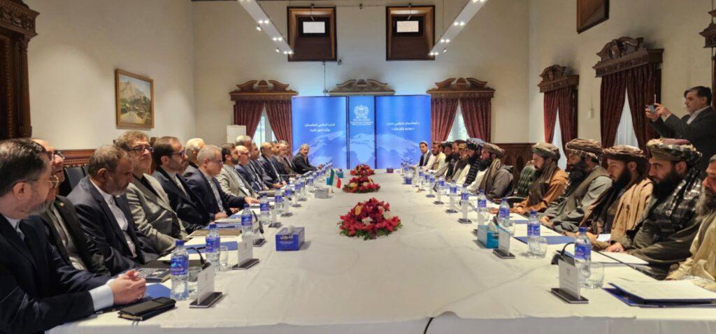 Afghan, Iranian officials discuss renewing border signs