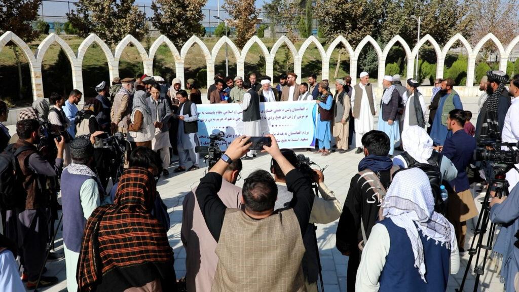 شماری از باشنده‌گان کابل در یک گردهمایی اعتراضی حملات اخیر پاکستان بر خاک افغانستان را «تجاوز» خواندند