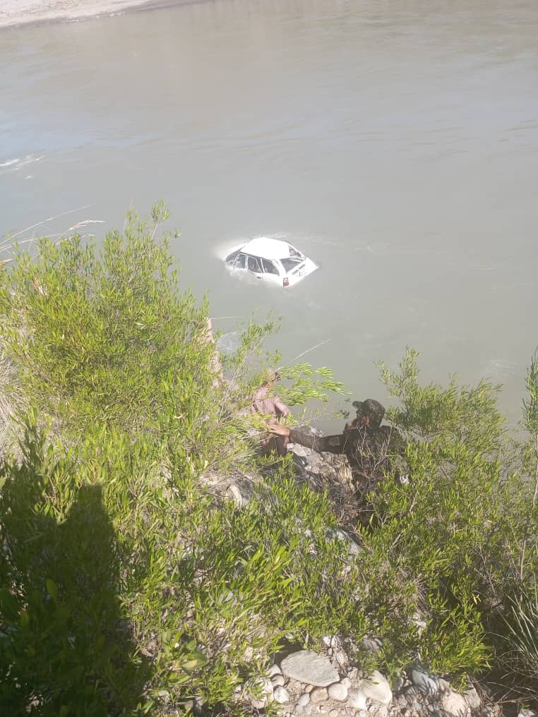 کونړ کې سیند ته د یوه موټر د لوېدو پېښه؛ دوه کسان مړه، شپږ ټپیان او دوه ماشومان لادرکه شوي