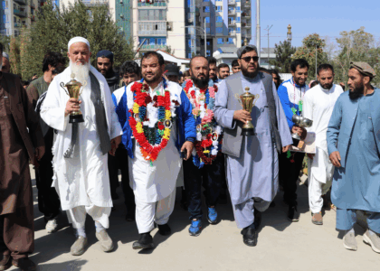 د پهلوانۍ او زورخانه‌يي افغان ورزشکاران له ۲۵ مډالونو سره هېواد ته راستانه شول