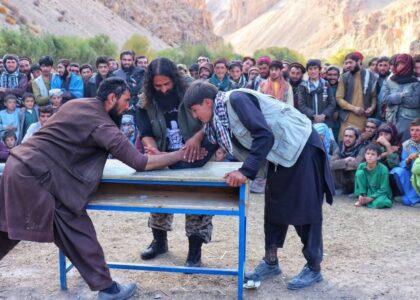 رقابت‌های ورزش‌های محلی در ولسوالی مرغاب غور راه‌اندازی شد