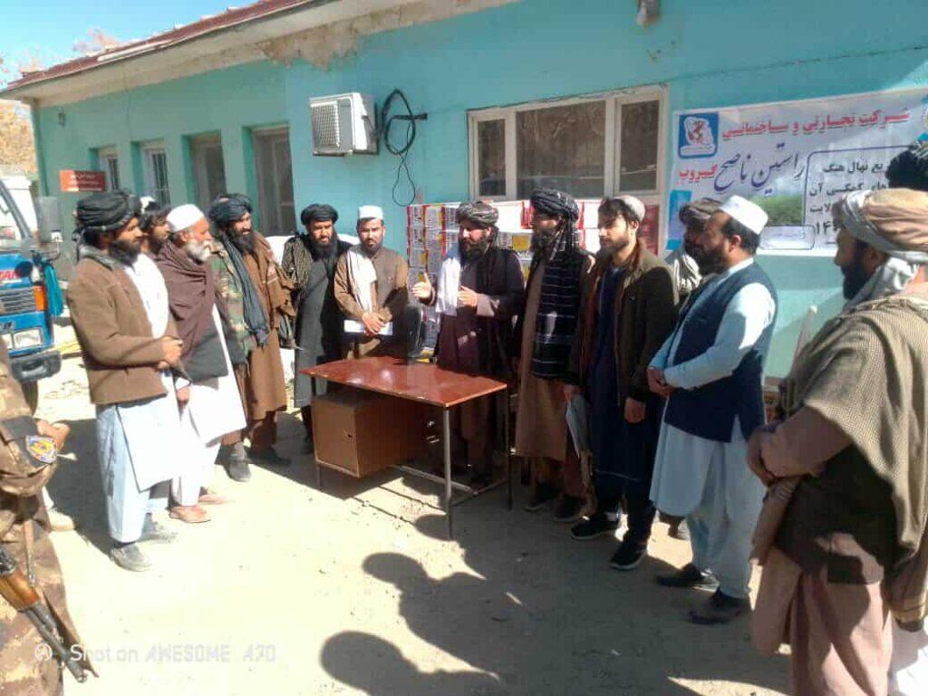 غزني کې لسګونو بزګرانو ته د انجې بوټي او اړوند کرنیز وسایل ووېشل شول