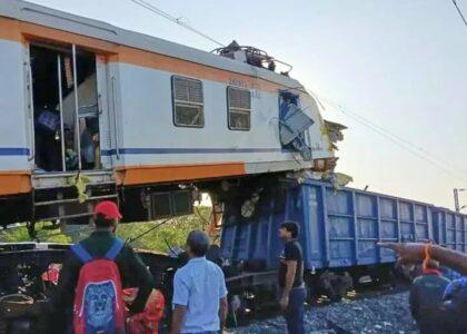 هند کې د دوو رېل‌ګاډو د ټکر له امله ۱۱ کسان مړه او ۲۰ نور ټپیان شوي