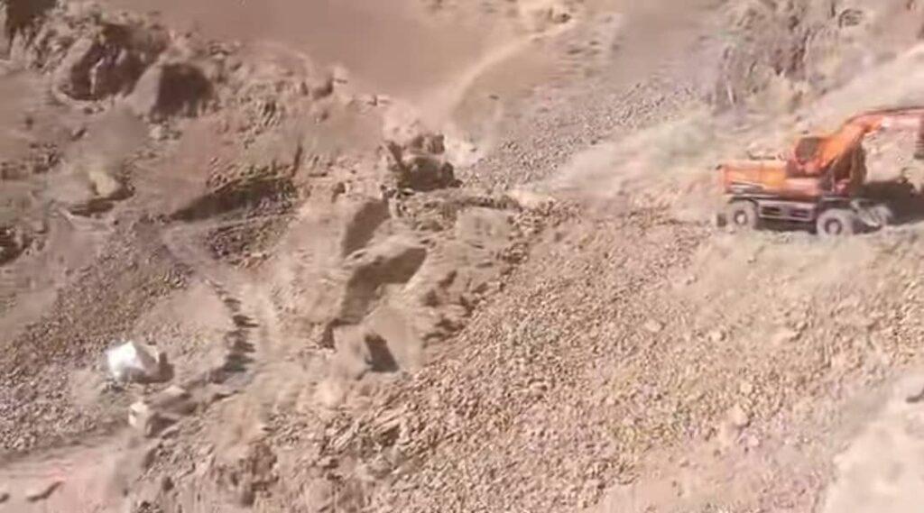 کار ساخت و عریض‌سازی حدود ۱۵ کیلومتر سرک به هزینۀ شخصی مردم در دایکندی آغاز شد