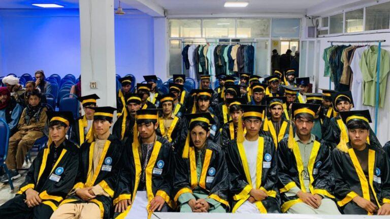 غزني کې څه باندې سل ځوانان له حرفوي زده‌کړو فارغ شول