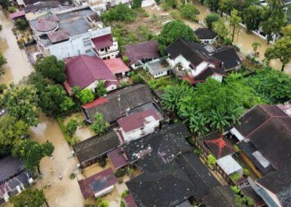 اندونيزيا کې د سېلابونو او ځمک‌ښويېدنې له امله لږ تر لږه ۱۷۴ کسانو ژوند له لاسه ورکړی