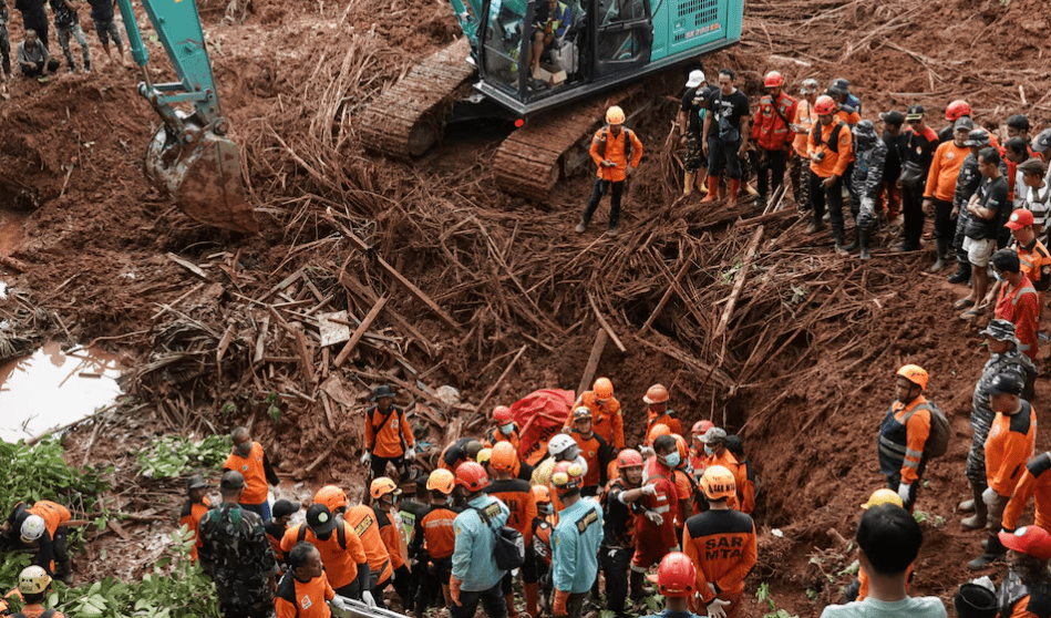 اندونیزیا کې د ځمک‌ښویېدنې پېښه کې ۱۱ کسان مړه شوي