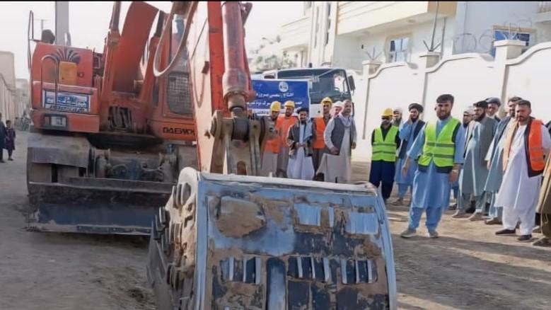   کار قیرریزی یک سرک در شهر شبرغان آغاز شد