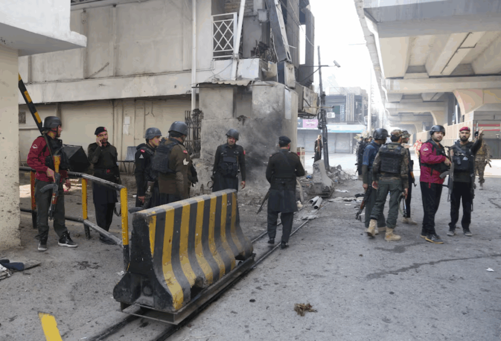 در حمله بر یک مرکز پولیس در پیشاور هشت تن کشته و زخمی شده‌اند