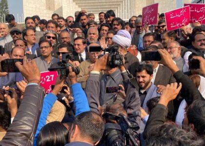 پاکستان کې لاریونوالو له خلکو وغوښتل چې اساسي قانون وژغوري