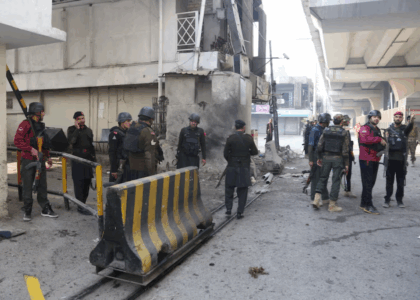 پېښور کې پر یوه نظامي مرکز برید؛ درې پاکستاني پولیس وژل شوي او پنځه نور ټپیان دي