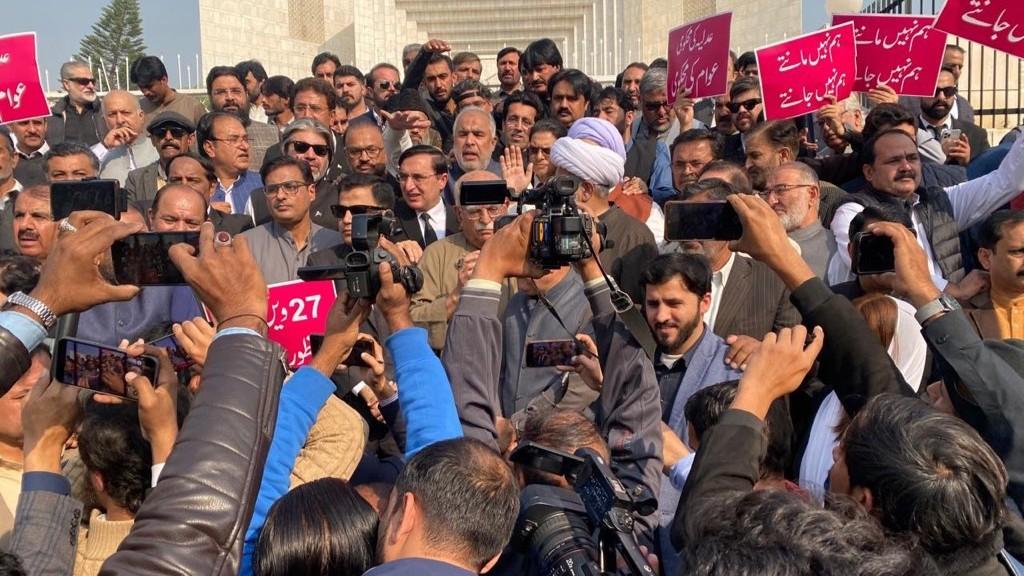 پاکستان کې لاریونوالو له خلکو وغوښتل چې اساسي قانون وژغوري