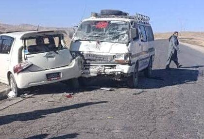 سمنګان کې د ترافیکي پېښې له امله دوه کسان مړه او درې نور ټپیان شوي