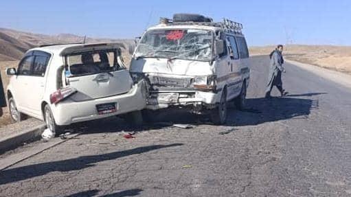 سمنګان کې د ترافیکي پېښې له امله دوه کسان مړه او درې نور ټپیان شوي