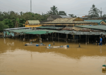 ویتنام کې د سېلابونو له امله د مړه شوو کسان شمېر ۹۰ ته ورسېد
