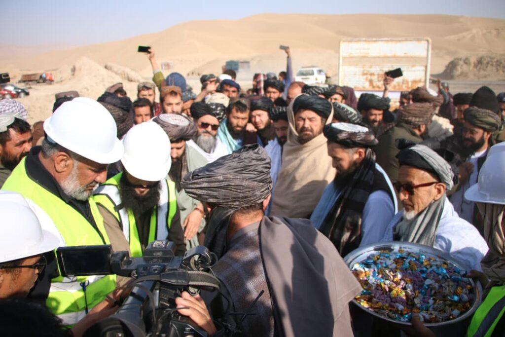کار ساخت ۱۸ کیلومتر سرک به ارزش ۴۵۰ میلیون افغانی در بلخ آغاز شد