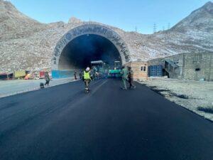 وزارت فواید عامه: کار قیرریزی داخل تونل شاهراه سالنگ آغاز شد