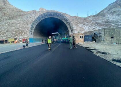 وزارت فواید عامه: کار قیرریزی داخل تونل شاهراه سالنگ آغاز شد