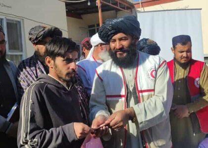 لوګر کې له ۱۳۰۰ راستنو شوو کډوالو سره نغدي مرسته وشوه