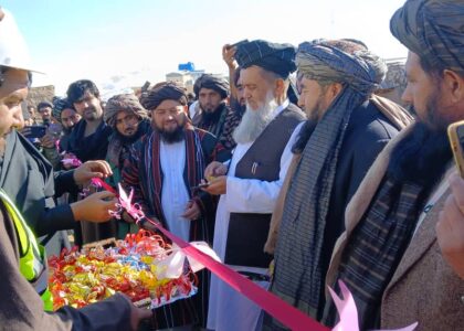 کار ساخت و قیرریزی فاز اول سرک ولسوالی بندر ولایت فاریاب آغاز شد