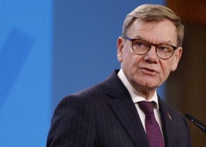 د المان د بهرنیو چارو وزیر: د منلو قانوني ژمنې درلودونکو افغانانو د بیامېشتېدو لړۍ چټکه شوې ده