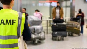 ۵۰ چهرۀ سرشناس آلمان خواستار انتقال فوری افغان‌های دارای وعدۀ پذیرش به این کشور شدند