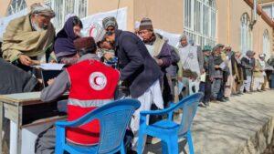 Returning families receive cash assistance in Ghazni