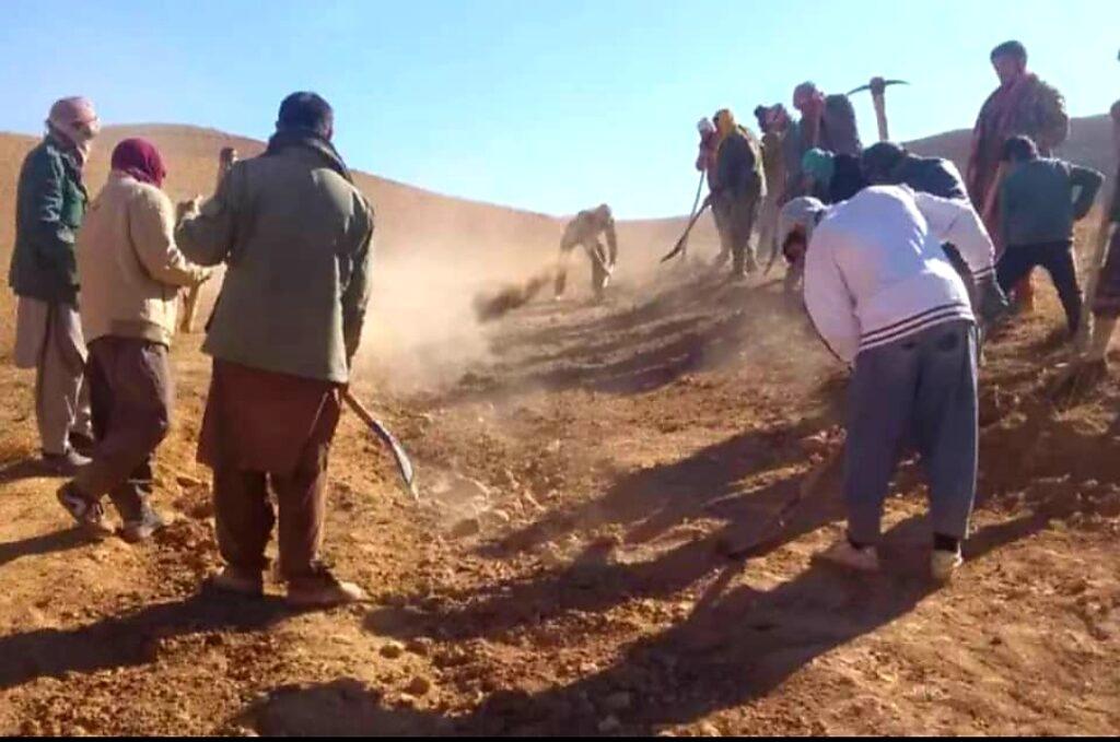 کار ساخت و ترمیم ۱۳۵ کیلومتر سرک روستایی در غور آغاز شد