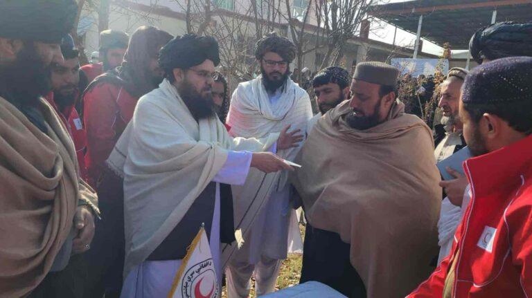 لوګر کې له ۱۳۰۰ راستنو شوو کډوالو سره نغدي مرسته وشوه