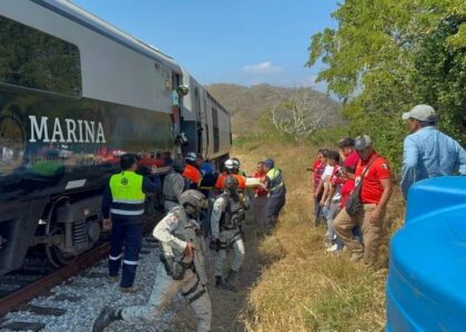 مکسیکو کې له پټلۍ د اورګاډي وتلو پېښه کې ۱۳ کسان مړه او ۹۸ نور ټپیان شوي