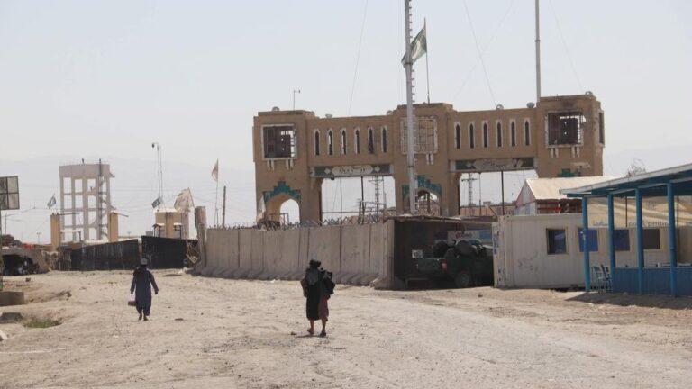 د پاکستان له بندخونو خوشي شوي نږدې ۲۰۰ افغانان سپین‌بولدک کې افغان لوري ته سپارل شوي
