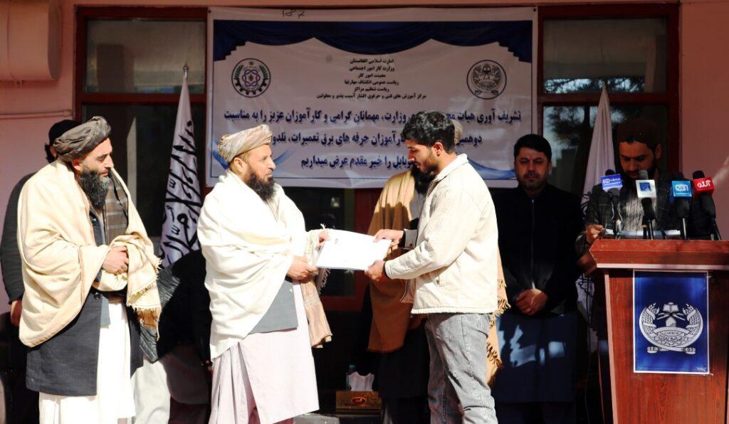 ده‌ها جوان در کابل از دوره‌های آموزشی فنی و حرفه‌ای وزارت کار و امور اجتماعی فارغ شدند
