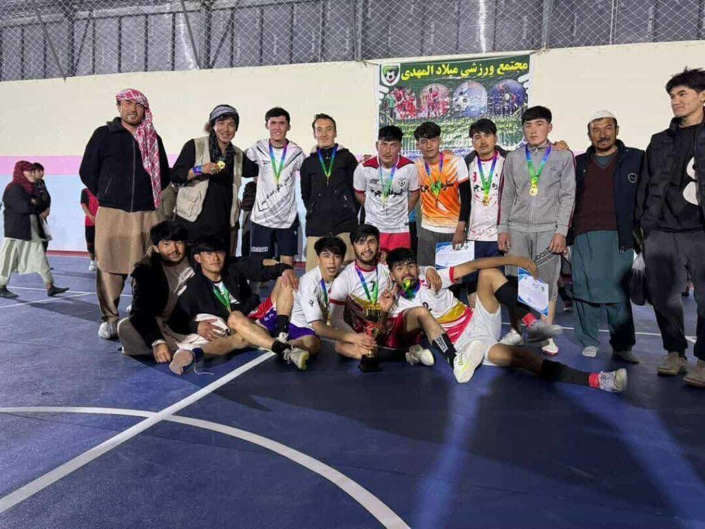 یک جوان در دایکندی به هزینهٔ شخصی‌اش یک سالن فوتسال ساخت