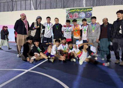 یک جوان در دایکندی به هزینهٔ شخصی‌اش یک سالن فوتسال ساخت