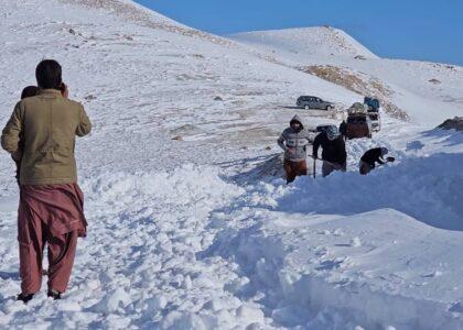 Heavy snowfall closes major roads in Ghor
