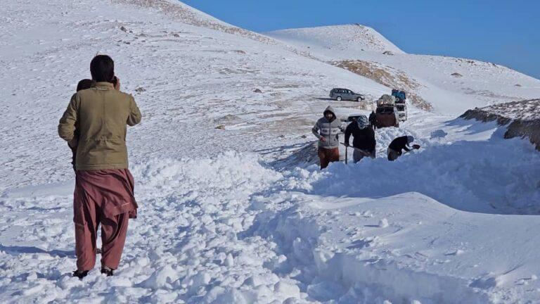 Heavy snowfall closes major roads in Ghor