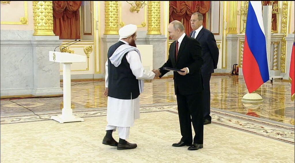 سفیر افغانستان در روسیه اعتبارنامهٔ خود را به پوتین تسلیم کرد