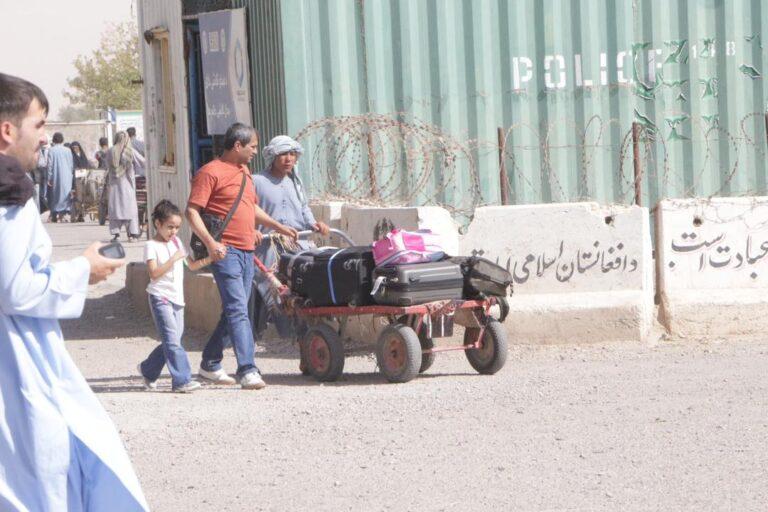 له ایرانه هرات ته رااړول شوي ۲۱۵ ماشومان بېرته له خپلو کورنیو سره یوځای شول