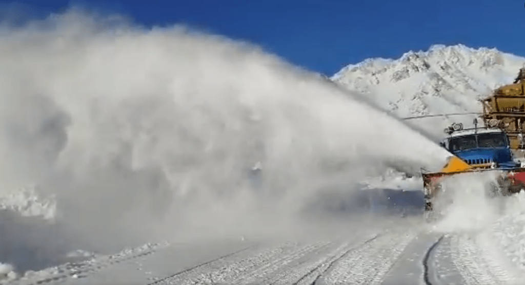 د سالنګ لویه لار لا هم تړلې ده؛ د واورې پاکولو عملیات روان دي