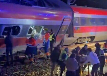 د اسپانیا سوېل کې د اورګاډو د ټکر پېښه کې لږ تر لږه ۲۱ کسان مړه او لسګونه نور ټپیان شوي