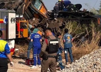 ټایلنډ کې پر یوه رېل‌ګاډي د جرثقیل لوېدو پېښه کې لږ تر لږه ۲۲ کسان مړه او ۸۰ نور ټپیان شوي