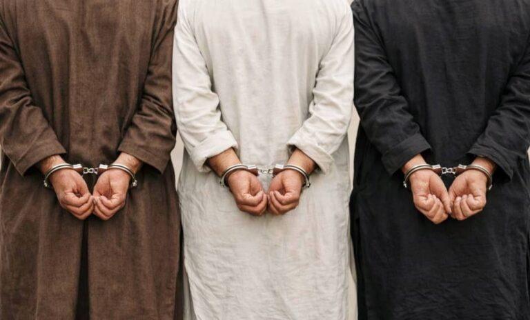 خوست کې هغه ډله نیول شوې چې له خلکو یې په چل د مرستو د وېش په نوم پیسې اخیستې