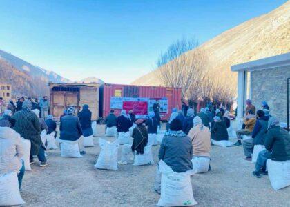 روند توزیع گندم و کمک نقدی برای مهاجرین عودت‌کننده در سمنگان آغاز یافت