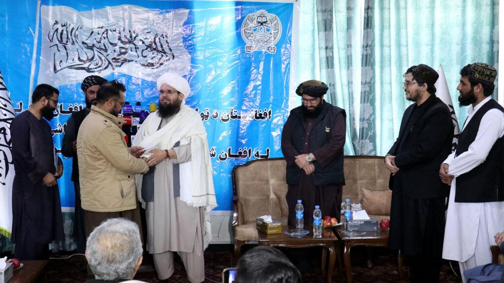 له افغان شخصیتونو سره د اړیکو کمېسیون ۲۰ کسانو ته د مصؤنیت کارتونه ورکړل