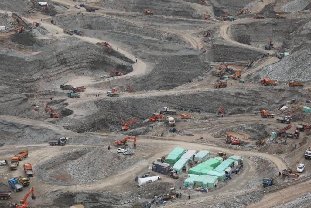 بیش از ۱۰۰ هزار نفر در معادن طلای بدخشان مصروف کار اند