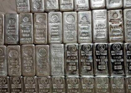 از قاچاق ۳۸ هزار گرام نقره در کندهار جلوگیری شد