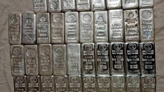 از قاچاق ۳۸ هزار گرام نقره در کندهار جلوگیری شد