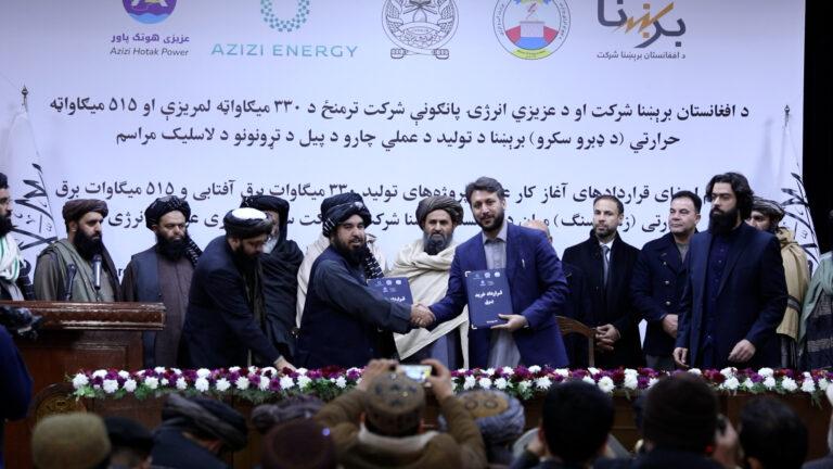 قرارداد آغاز کار عملی پنج پروژۀ تولید برق آفتابی و حرارتی در کشور امضاء شد